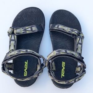 Teva youth hiking sandals. Boy or girl.